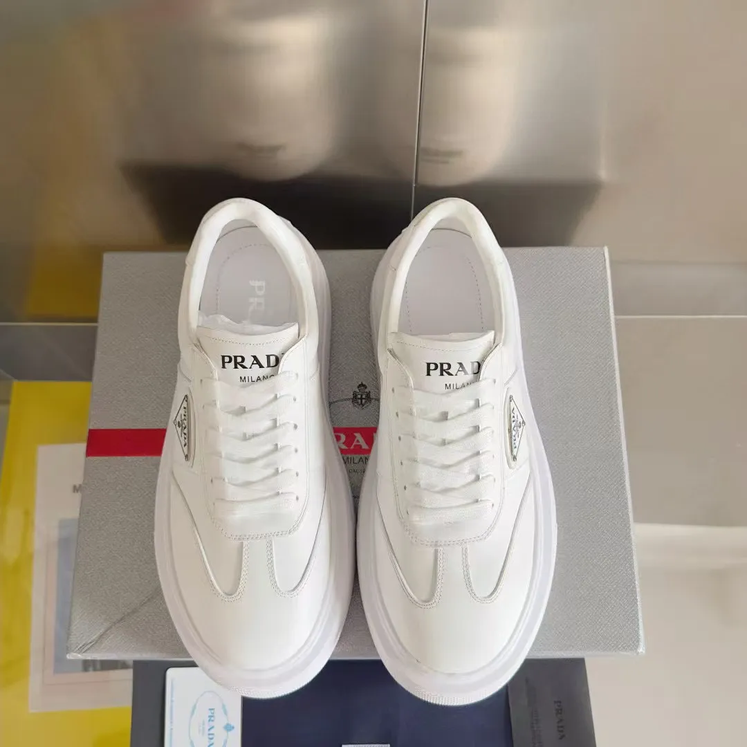 👟👟Ex-factory price 600👟👟 Couple model Prada Latest Couple model Triangle logo Thick sole Casual white shoes Sneakers Original purchase development and production This sneaker combines simple lines and distinctive details into a modern design. The leather upper presents a refined silhouette, with the Prada contrasting logo embellished on the tongue and side inserts. Exquisite packaging at the delivery counter 🛍📦 ▪️Fabric: Original custom imported cowhide material ▪️Lining: Original custom made soft sheepskin ▪️Sole: Original molded non-slip rubber outsole ▪️Sole thickness: 4CM ▪️Size: Women's 35-40 / Men's 39-45